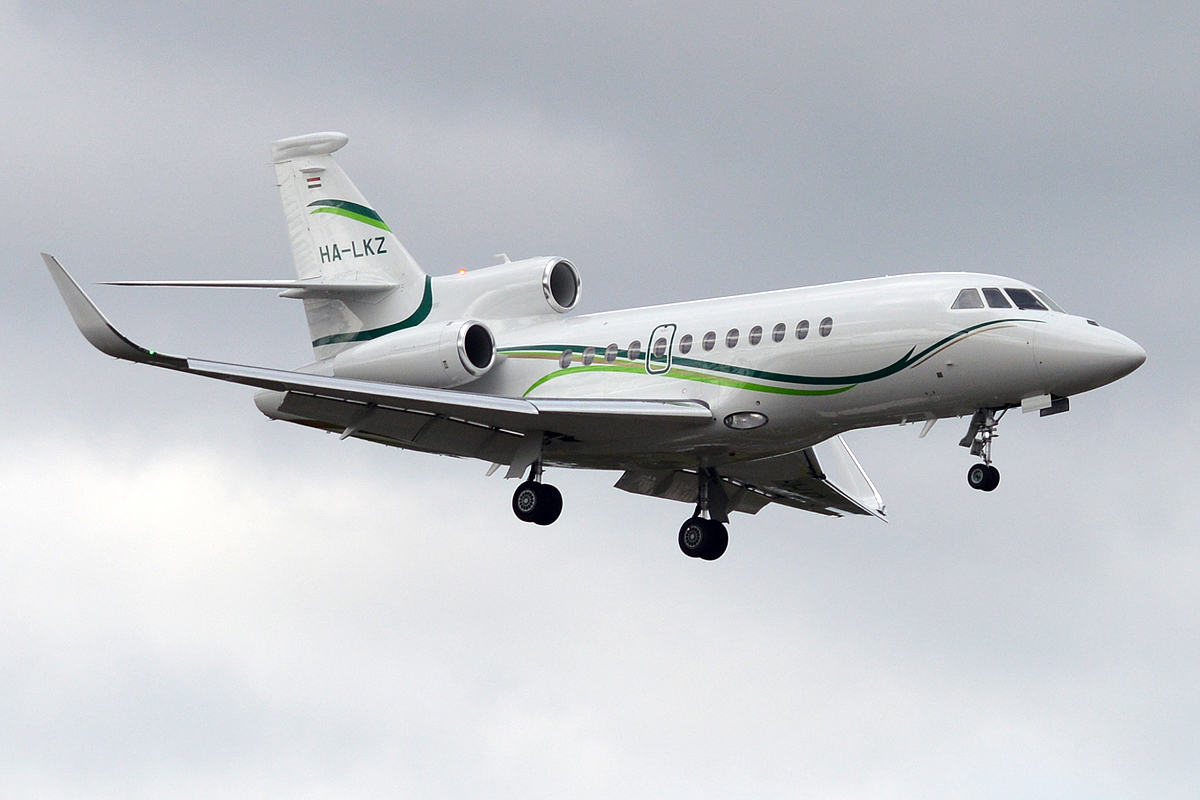 Falcon 900LX.